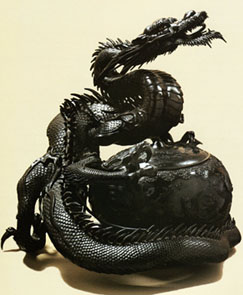 Brûle-parfum enlacé par un dragon