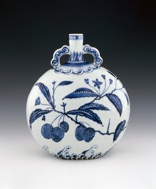 Moon-flask Porcelain bianhu moon-flask with underglaze blue decoration. BM N°1947,0712.325 ©British Museum