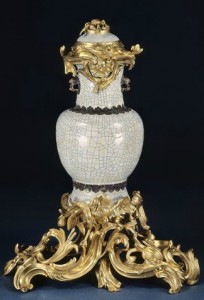 7.Fontaine à parfum2. Porcelaine.Chine,début de l’époque Qianlong (1736-1795).Bronze doré.Paris,vers 1743.© RMN- GP (Château de Versailles) - Daniel Arnaudet