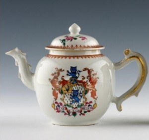 teapot covered ball.Ecusson family Edwards.XVIII century © DUPONT et Associés