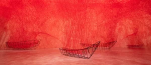 Uncertain Journey, 2016/2021, Shiota Chiharu : The Soul Trembles, Taiwan, 2021 / Photo Guan-Ming Lin © VG Bild-Kunst, Bonn, 2023 © Adagp, Paris, 2024